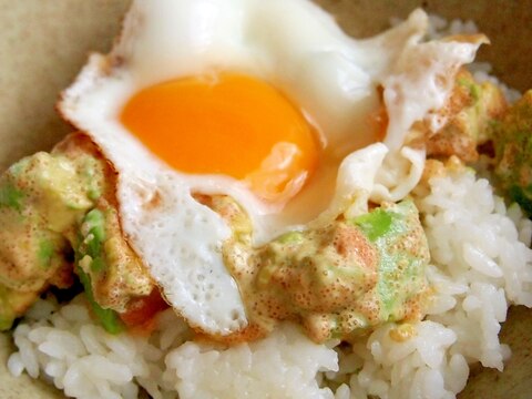 たらこマヨアボカドの目玉焼き丼